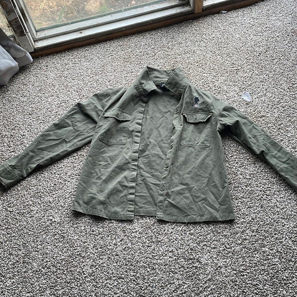 Kiki Delivery Service button up